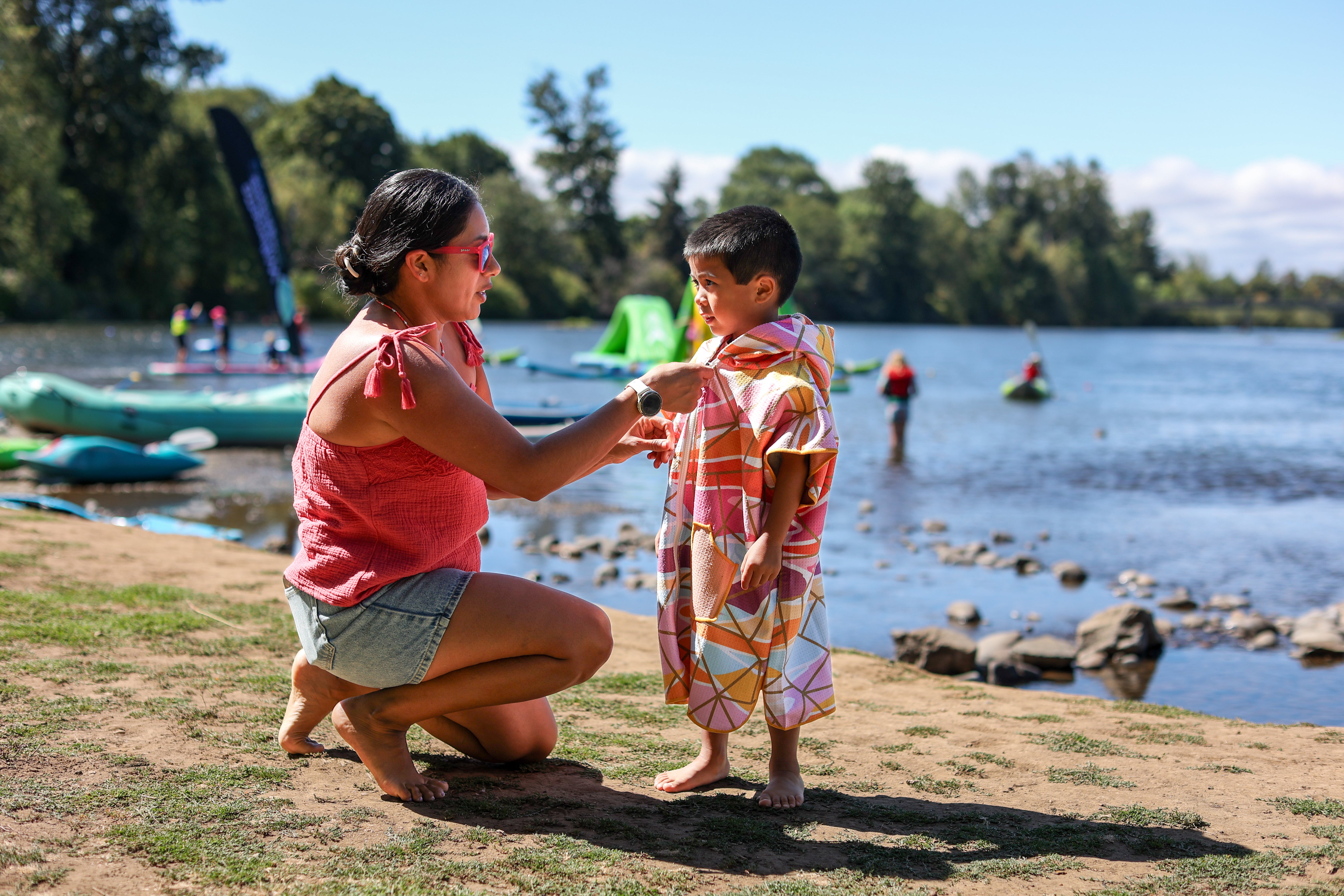 Sunset Gem Poncho Towel – Handcrafted for Family Fun | OnDay